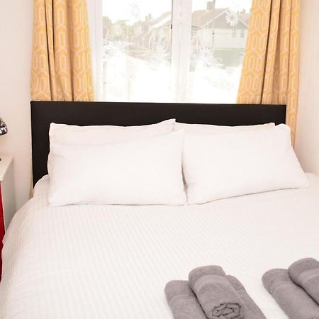 Sm Dreams Unlimited Serviced Accommodation- Stanwell-Staines-Heathrow ภายนอก รูปภาพ