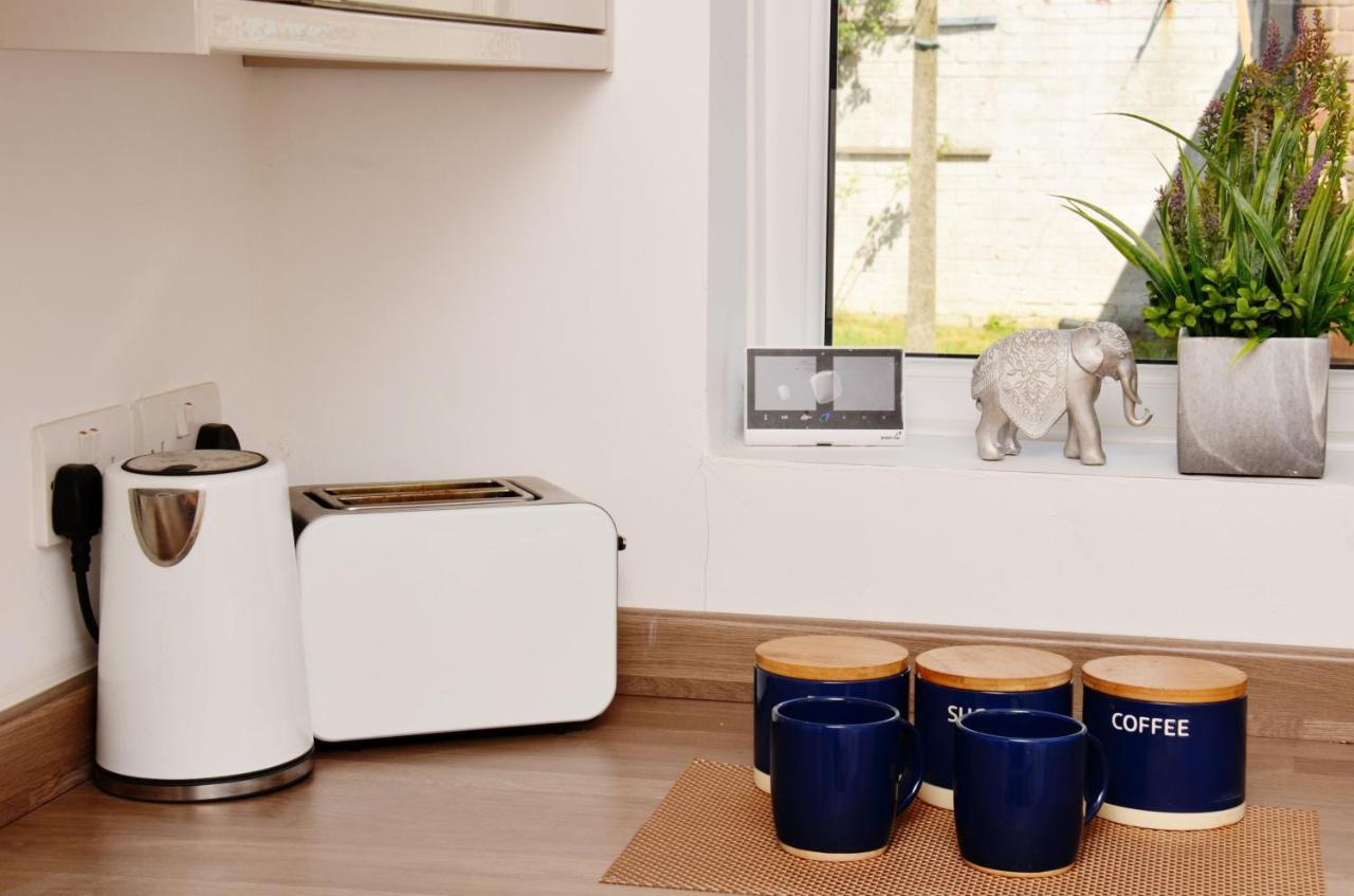 Sm Dreams Unlimited Serviced Accommodation- Stanwell-Staines-Heathrow ภายนอก รูปภาพ