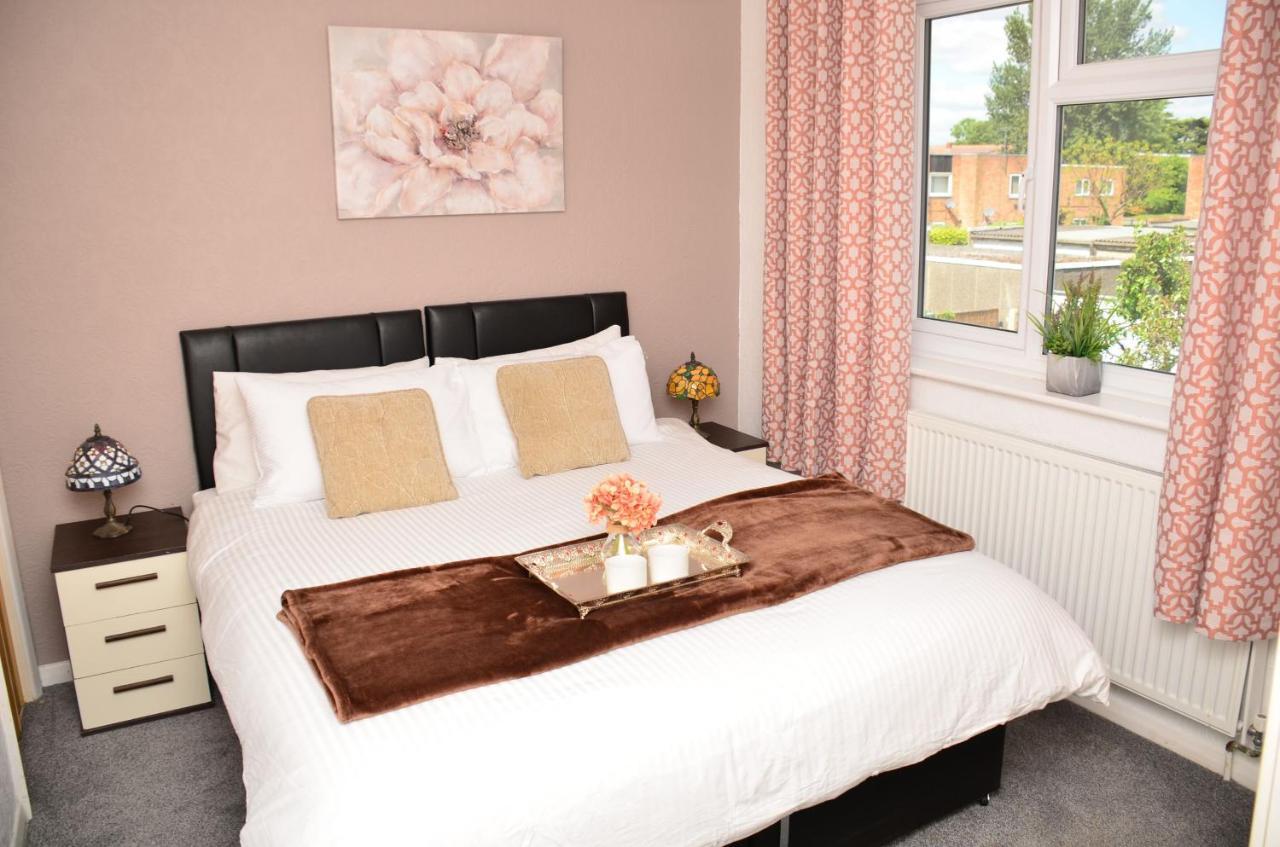 Sm Dreams Unlimited Serviced Accommodation- Stanwell-Staines-Heathrow ภายนอก รูปภาพ