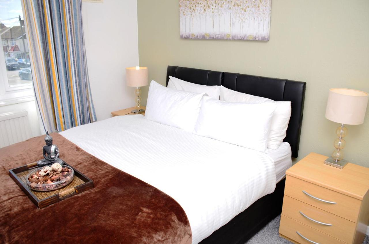 Sm Dreams Unlimited Serviced Accommodation- Stanwell-Staines-Heathrow ภายนอก รูปภาพ