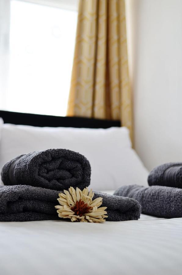 Sm Dreams Unlimited Serviced Accommodation- Stanwell-Staines-Heathrow ภายนอก รูปภาพ