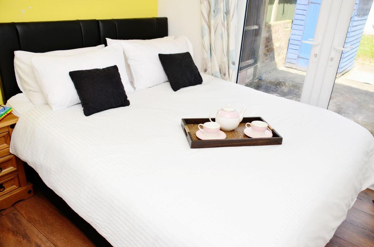 Sm Dreams Unlimited Serviced Accommodation- Stanwell-Staines-Heathrow ภายนอก รูปภาพ