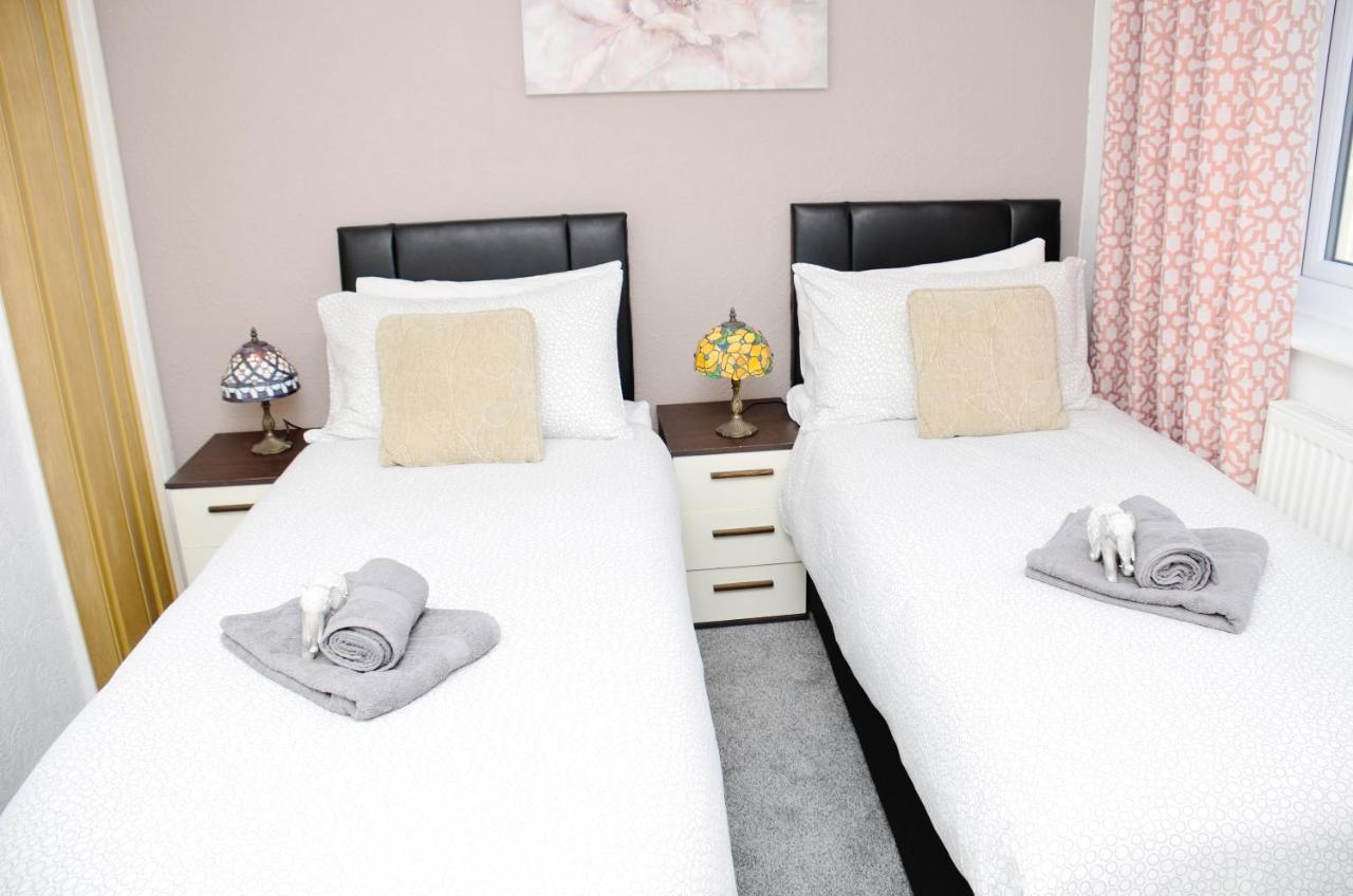Sm Dreams Unlimited Serviced Accommodation- Stanwell-Staines-Heathrow ภายนอก รูปภาพ