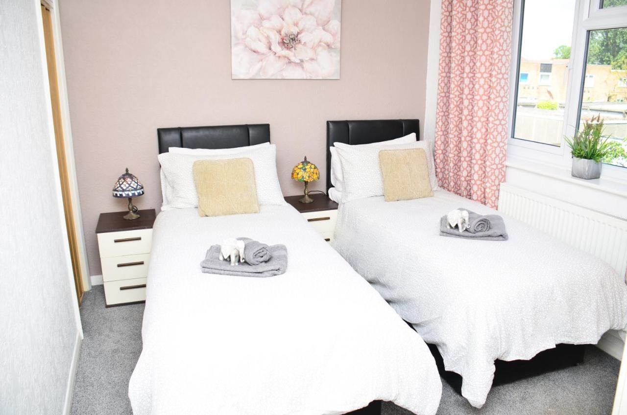Sm Dreams Unlimited Serviced Accommodation- Stanwell-Staines-Heathrow ภายนอก รูปภาพ