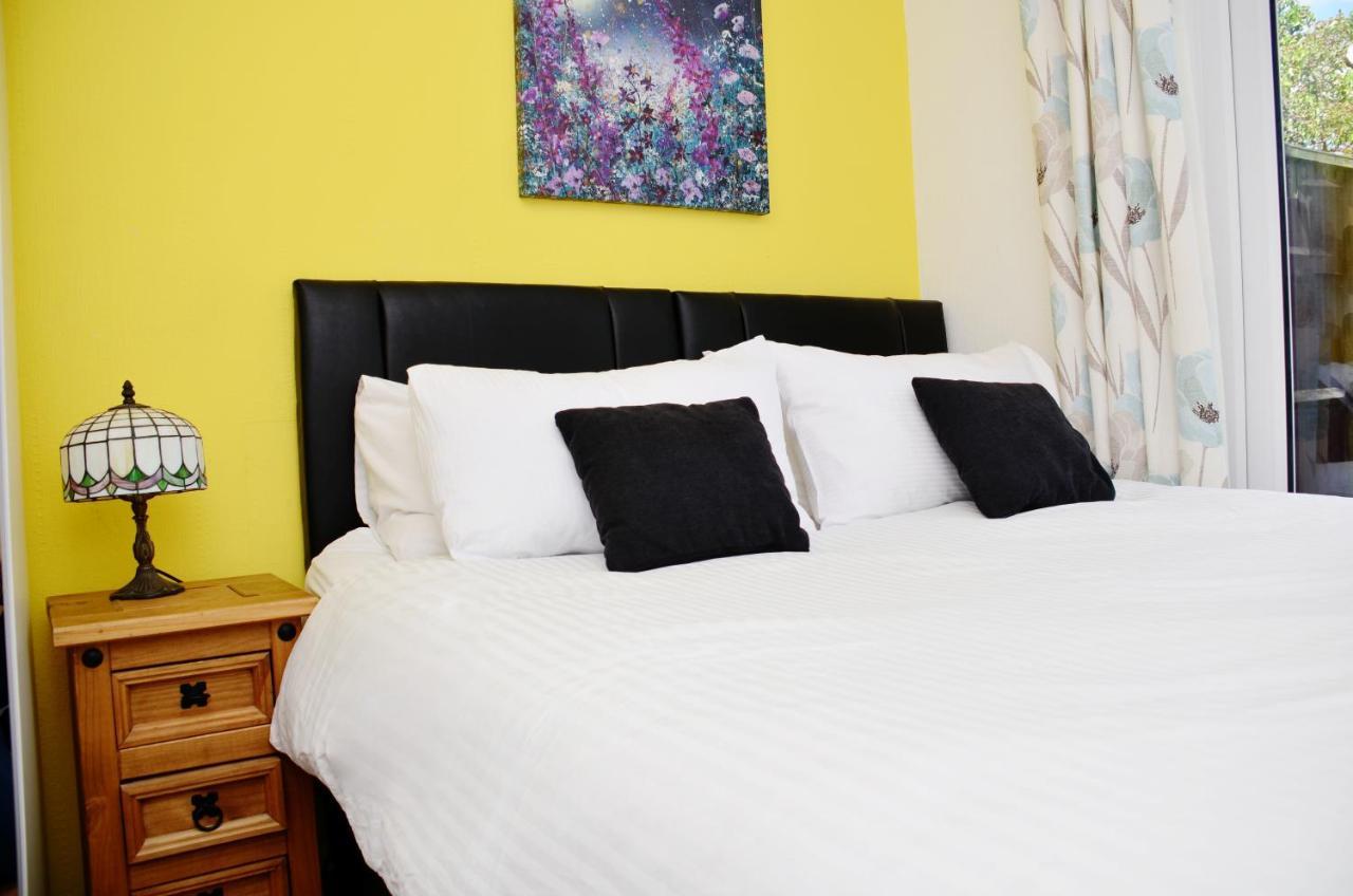 Sm Dreams Unlimited Serviced Accommodation- Stanwell-Staines-Heathrow ภายนอก รูปภาพ