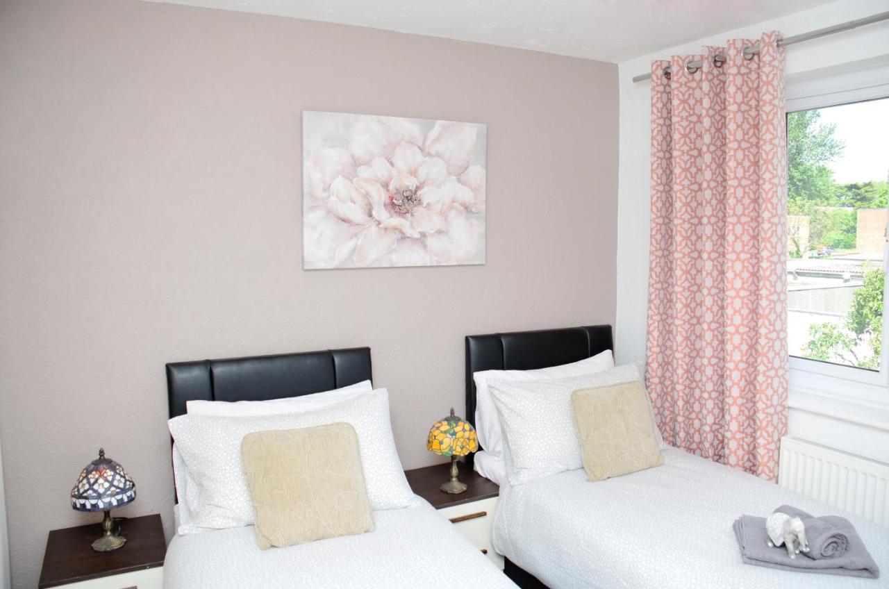 Sm Dreams Unlimited Serviced Accommodation- Stanwell-Staines-Heathrow ภายนอก รูปภาพ