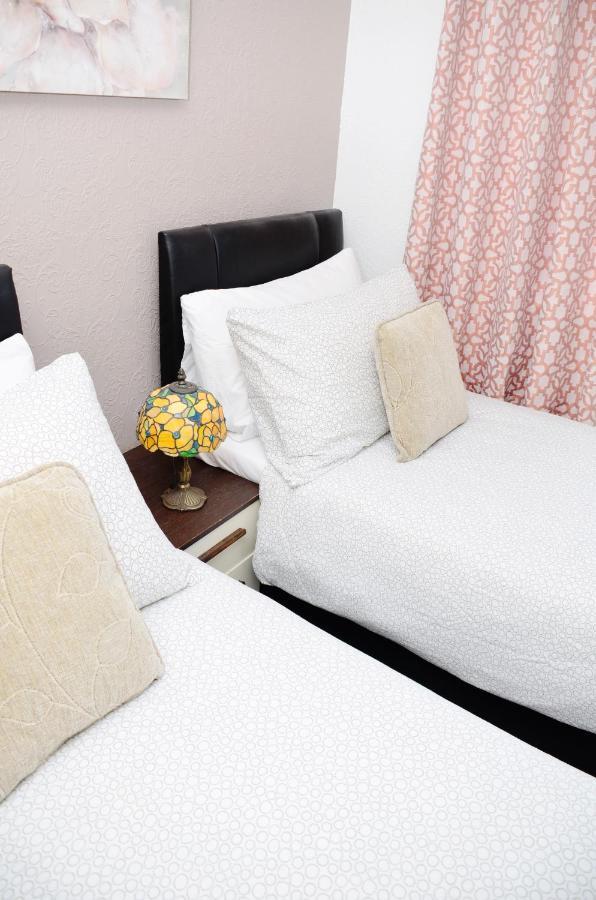 Sm Dreams Unlimited Serviced Accommodation- Stanwell-Staines-Heathrow ภายนอก รูปภาพ
