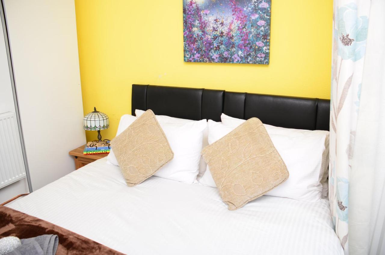 Sm Dreams Unlimited Serviced Accommodation- Stanwell-Staines-Heathrow ภายนอก รูปภาพ