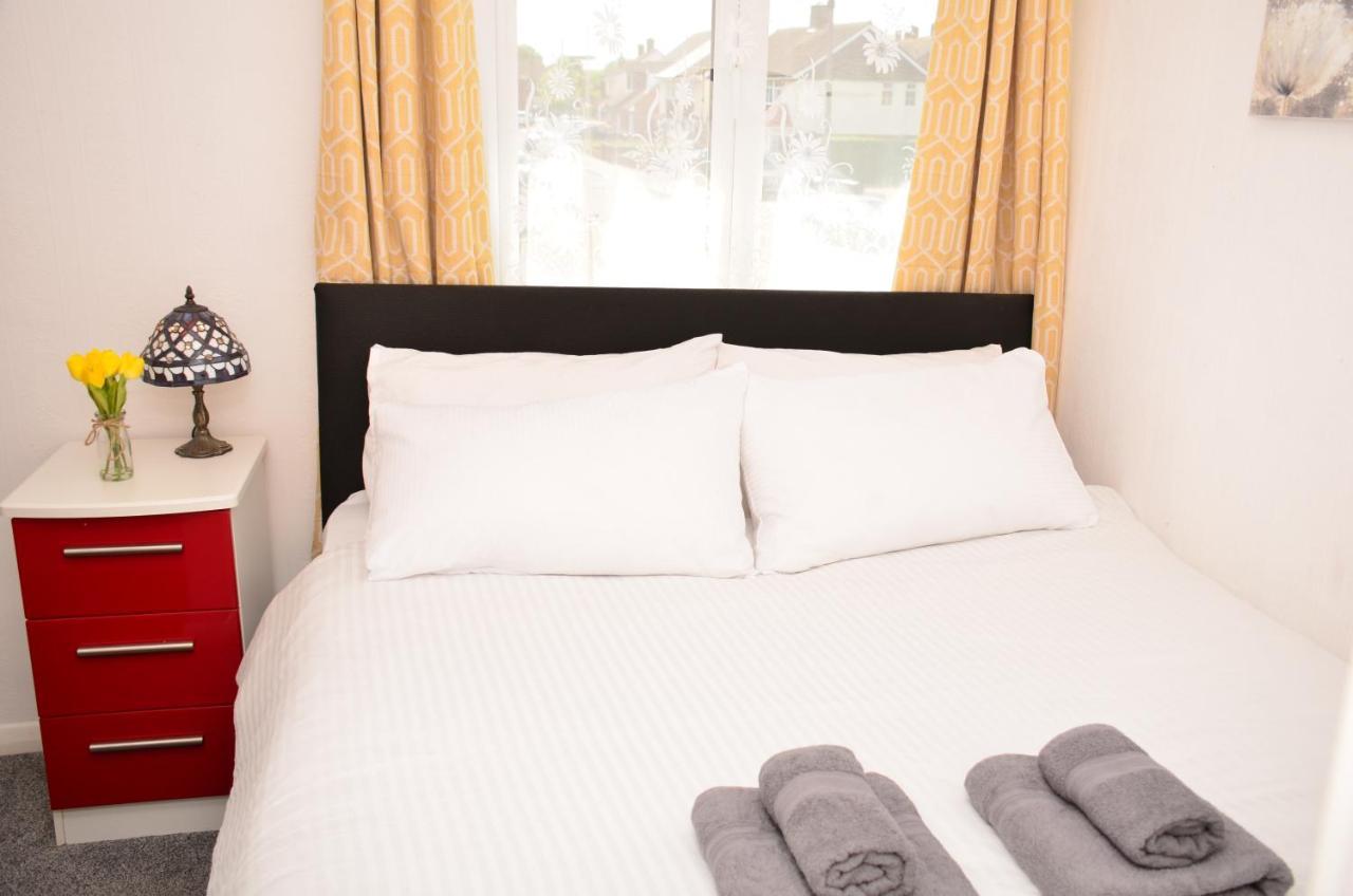 Sm Dreams Unlimited Serviced Accommodation- Stanwell-Staines-Heathrow ภายนอก รูปภาพ