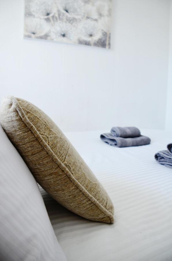 Sm Dreams Unlimited Serviced Accommodation- Stanwell-Staines-Heathrow ภายนอก รูปภาพ