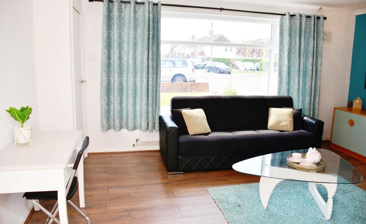 Sm Dreams Unlimited Serviced Accommodation- Stanwell-Staines-Heathrow ภายนอก รูปภาพ