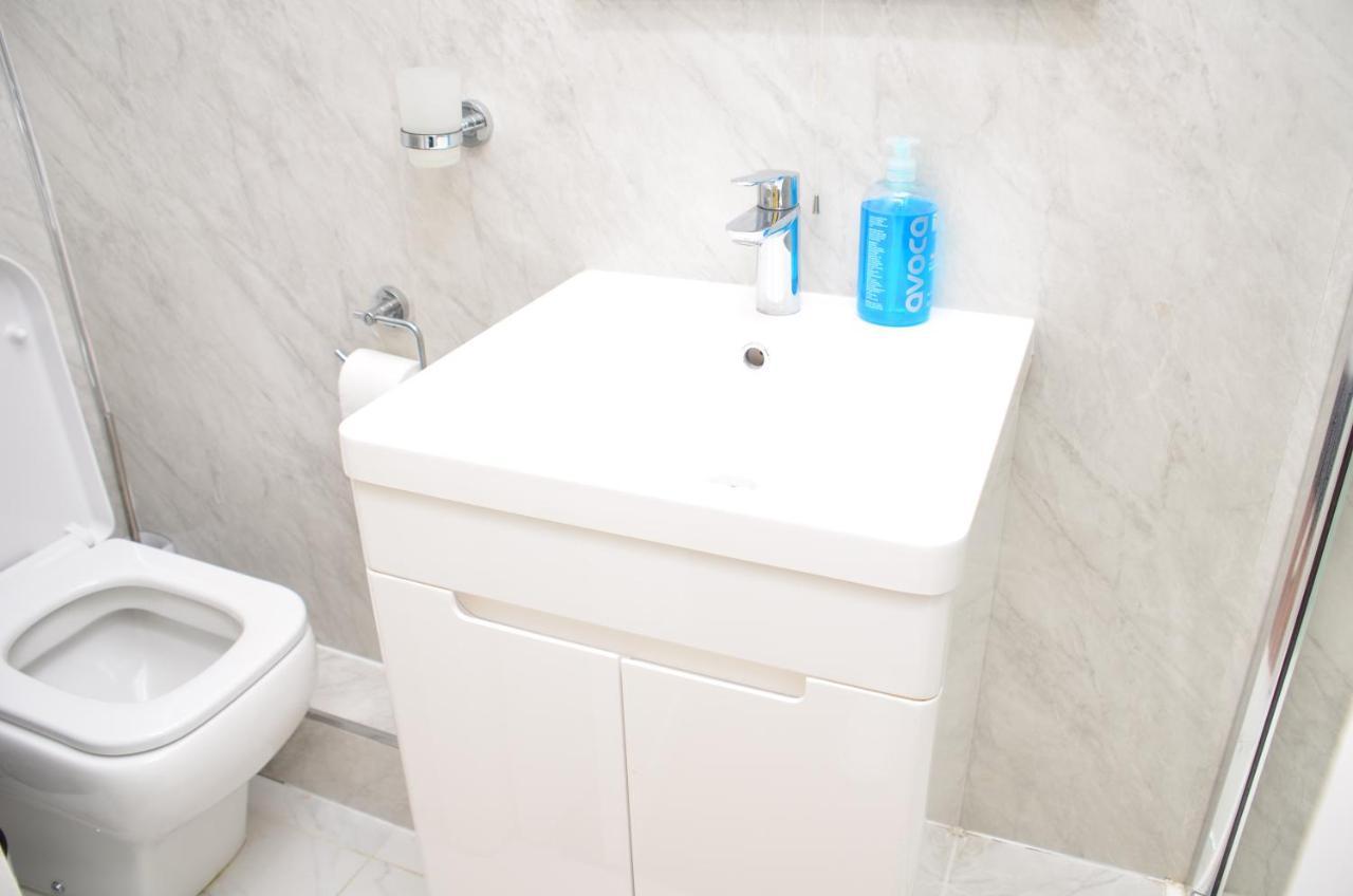 Sm Dreams Unlimited Serviced Accommodation- Stanwell-Staines-Heathrow ภายนอก รูปภาพ