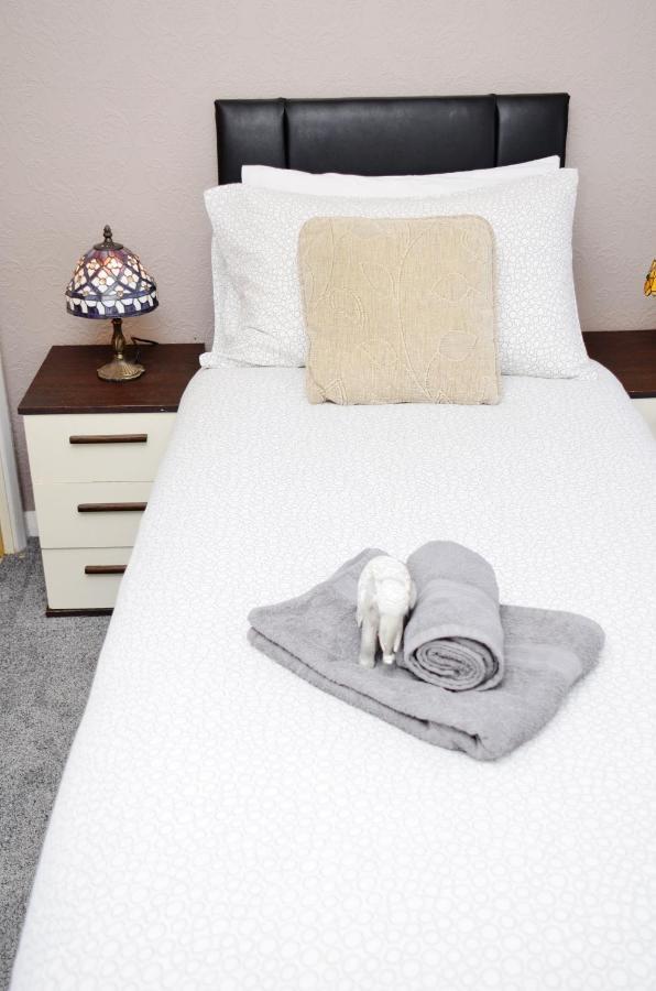 Sm Dreams Unlimited Serviced Accommodation- Stanwell-Staines-Heathrow ภายนอก รูปภาพ