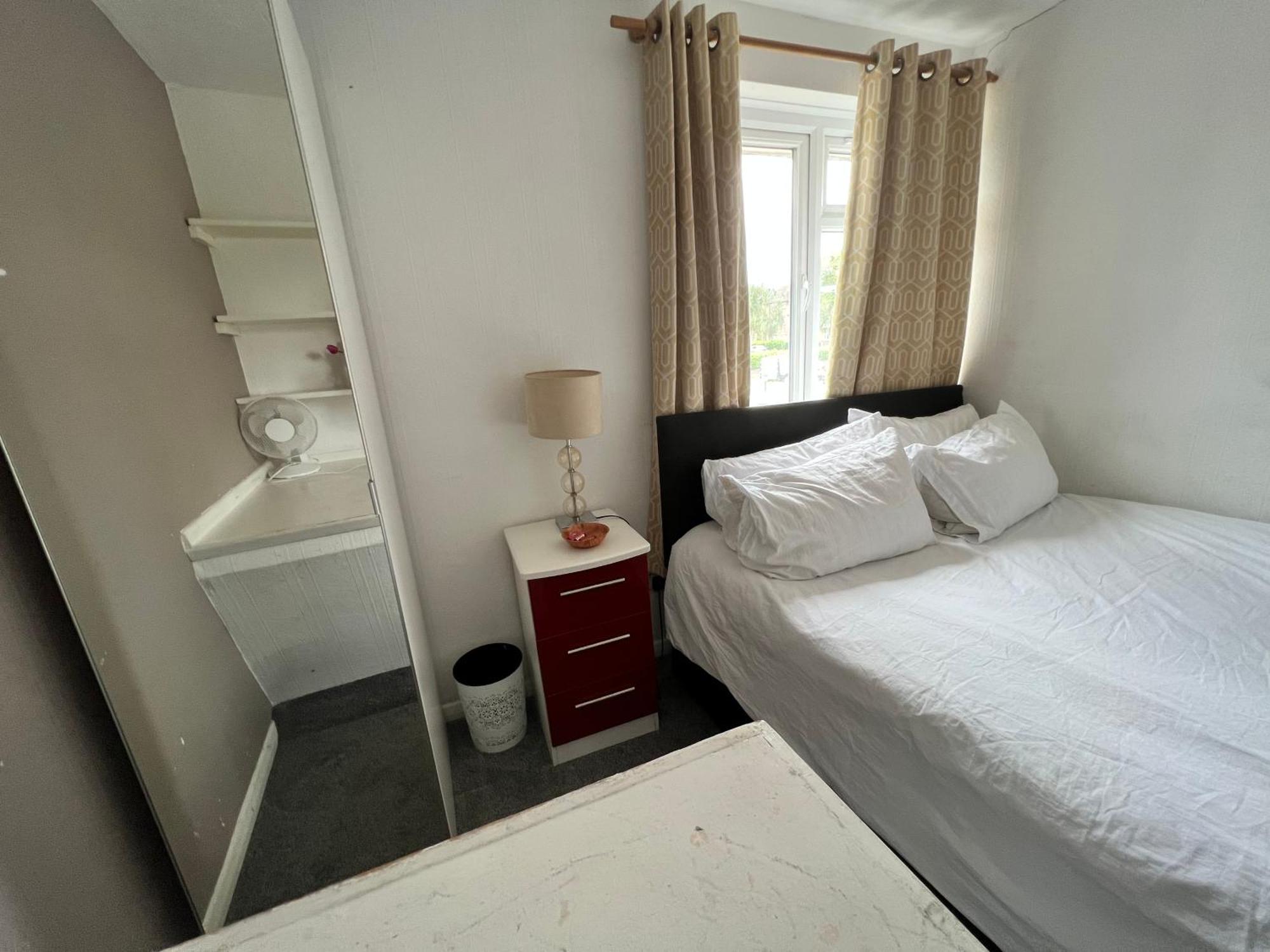 Sm Dreams Unlimited Serviced Accommodation- Stanwell-Staines-Heathrow ภายนอก รูปภาพ