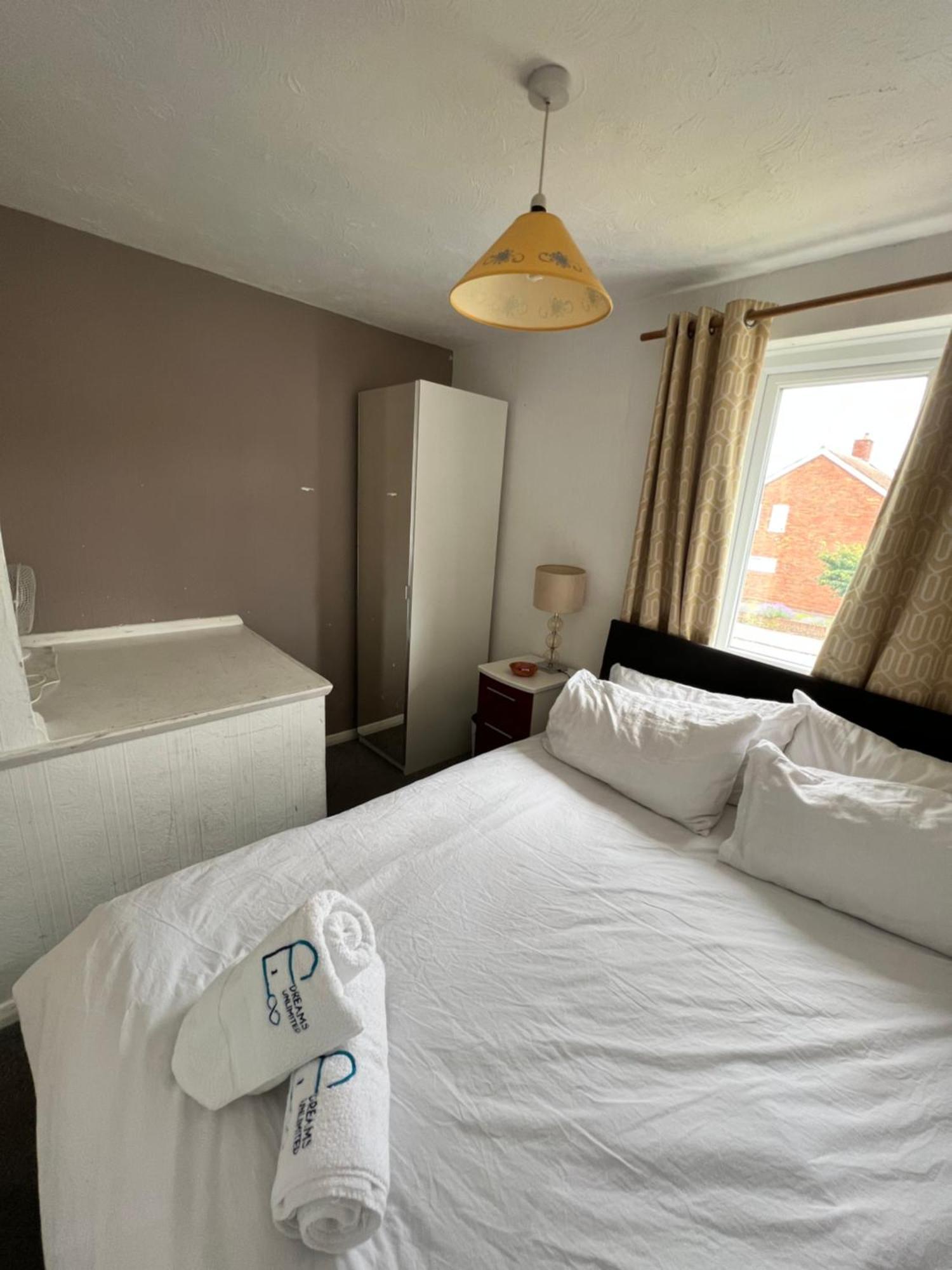 Sm Dreams Unlimited Serviced Accommodation- Stanwell-Staines-Heathrow ภายนอก รูปภาพ