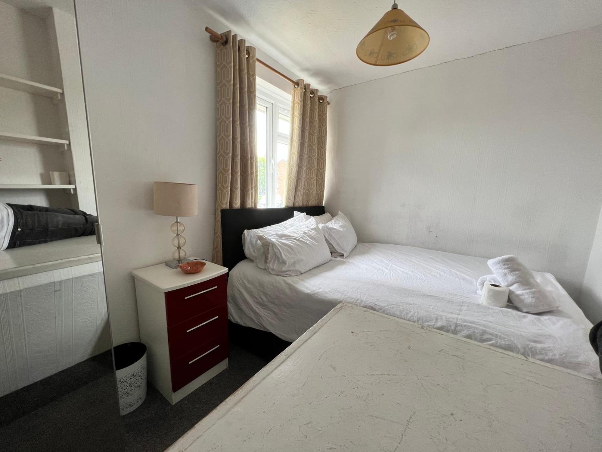 Sm Dreams Unlimited Serviced Accommodation- Stanwell-Staines-Heathrow ภายนอก รูปภาพ